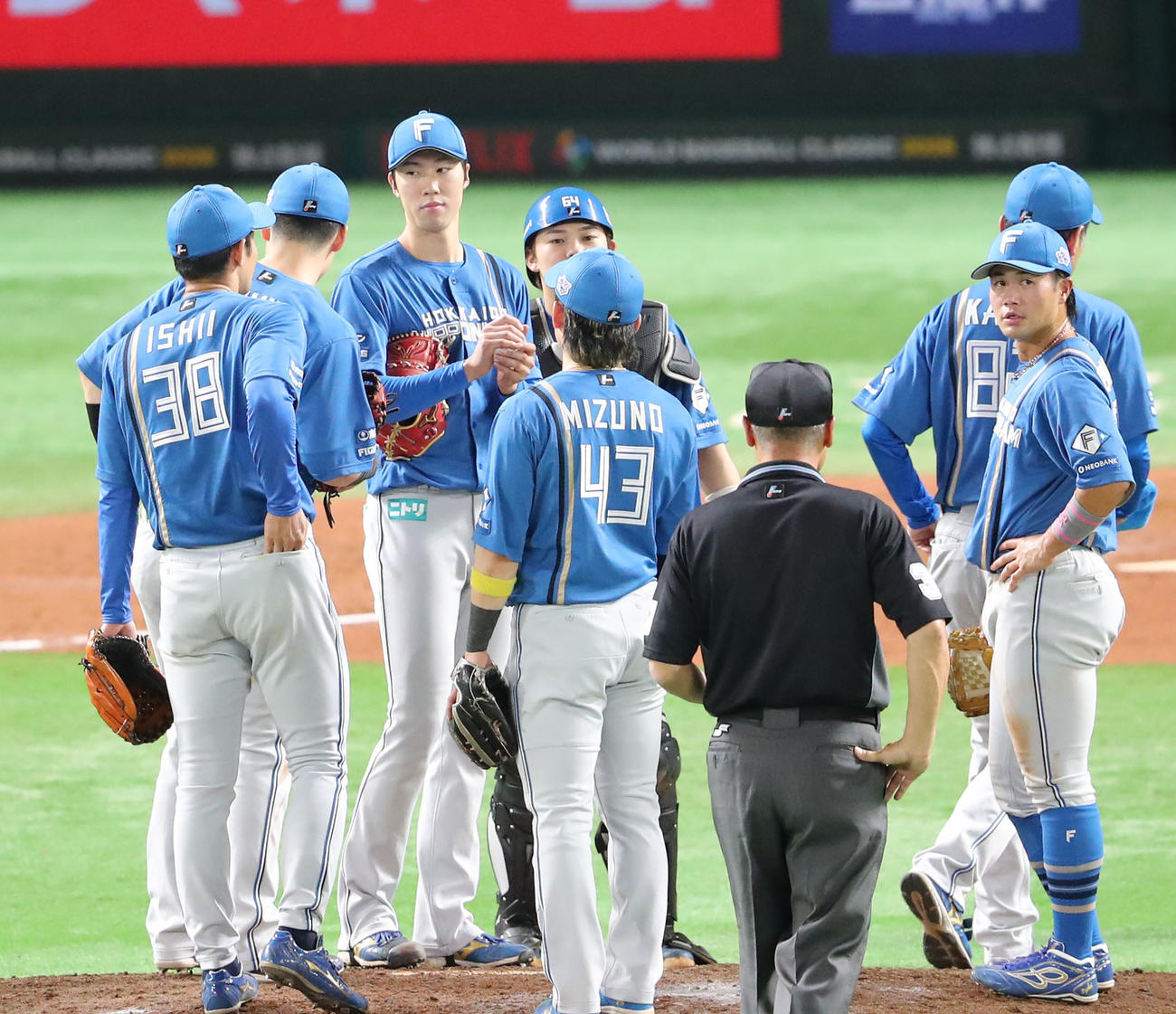 ソフトバンク対日本ハム　8回途中、マウンドに集まる日本ハムナイン、左から3人目は福島（撮影・梅根麻紀）