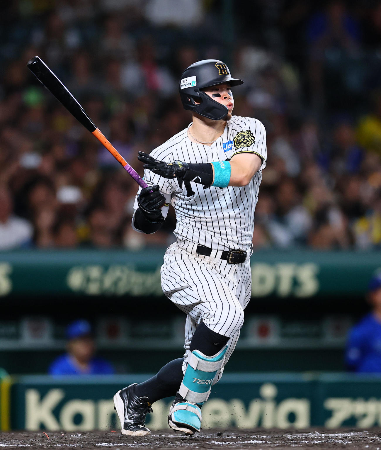 阪神対DeNA 8回裏阪神一、二塁、佐藤輝は右前適時打を放つ（撮影・藤尾明華）