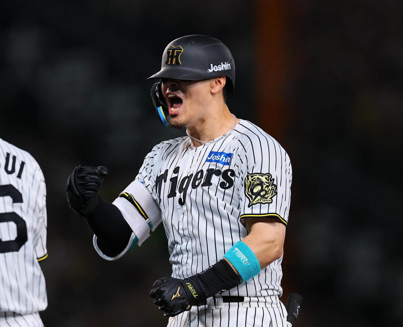 阪神対DeNA 8回裏阪神一、二塁、佐藤輝は右前適時打を放ちガッツポーズをする（撮影・藤尾明華）
