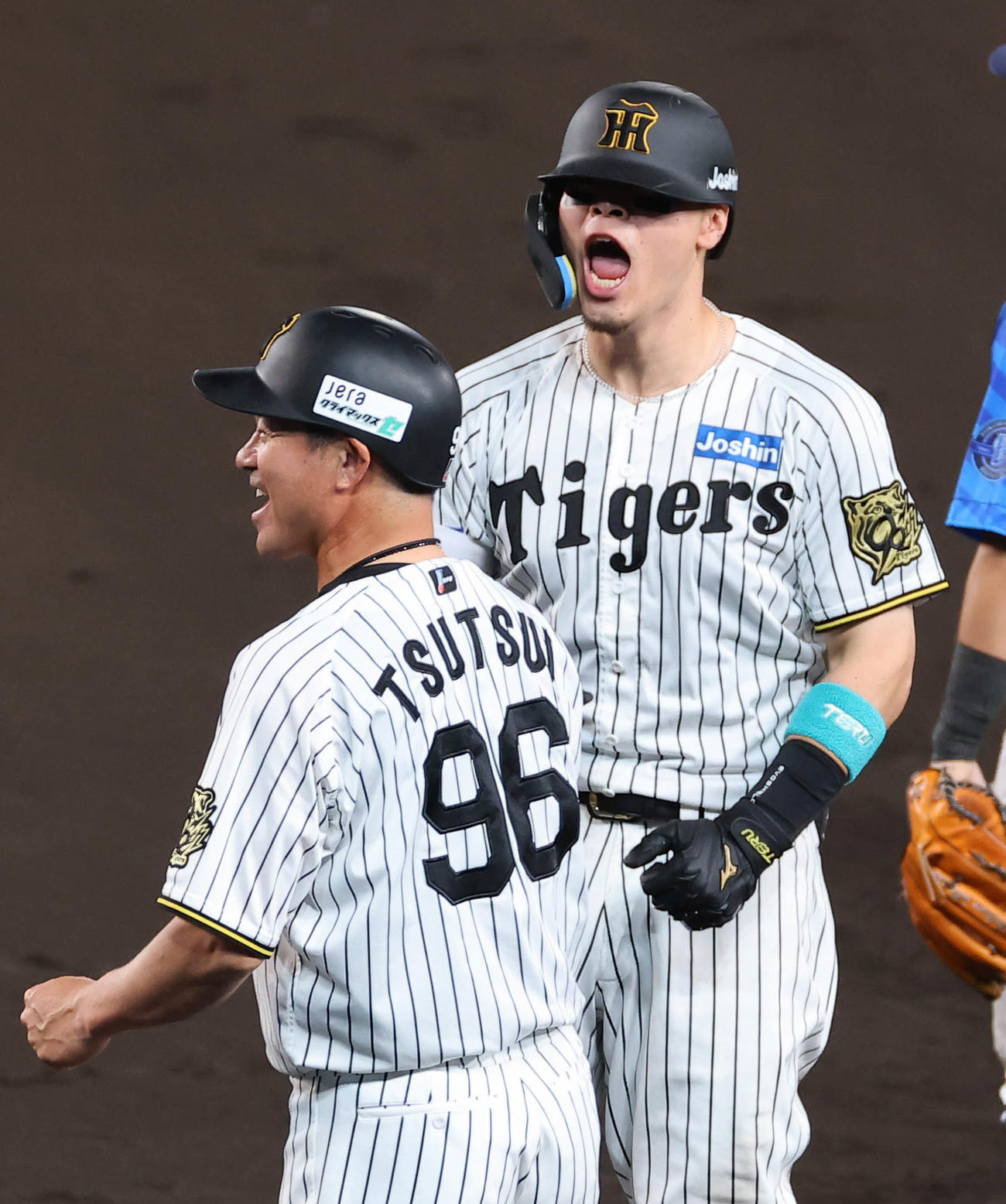 阪神対DeNA 8回裏阪神1死一、二塁、同点適時打を放った佐藤輝は雄たけびをあげる（撮影・上田博志）