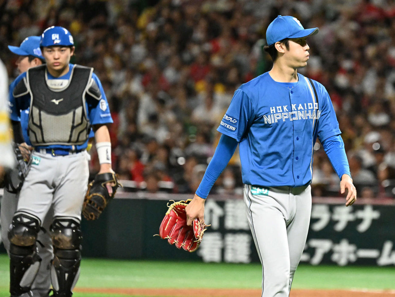 ソフトバンク対日本ハム　8回裏ソフトバンク1死一、二塁、降板する福島（右）（撮影・林敢治）