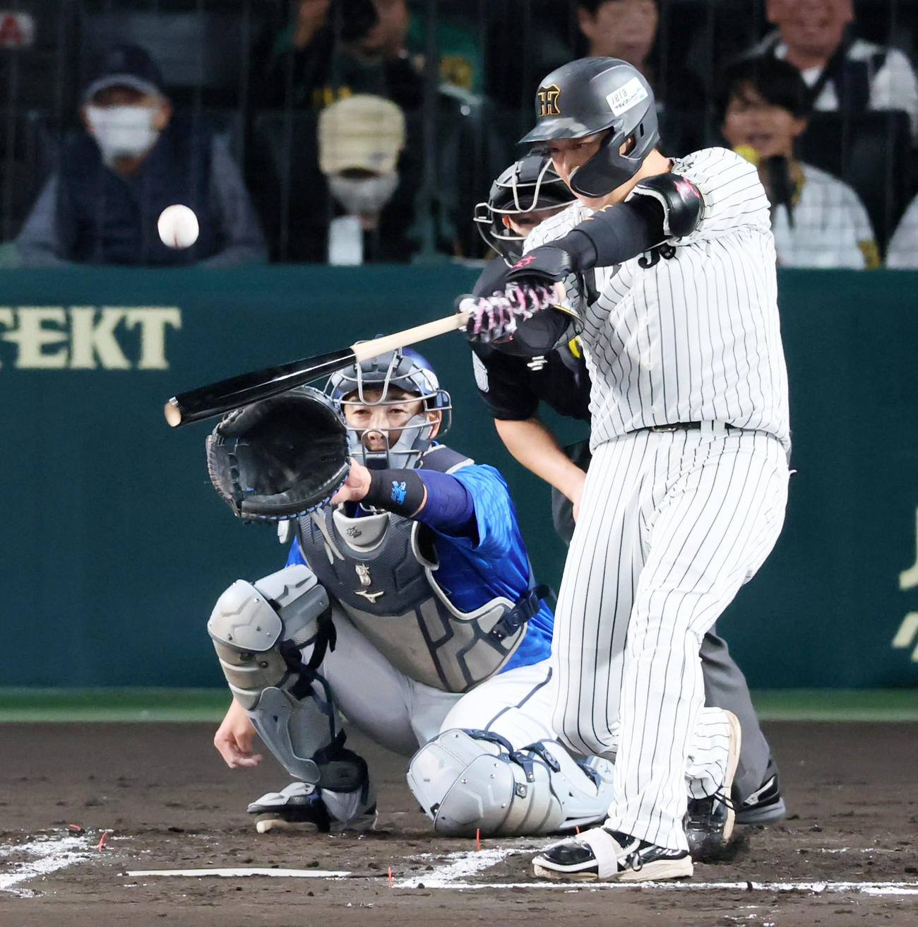 阪神対DeNA 1回裏阪神1死二、三塁、右犠飛を打つ大山（撮影・加藤哉）