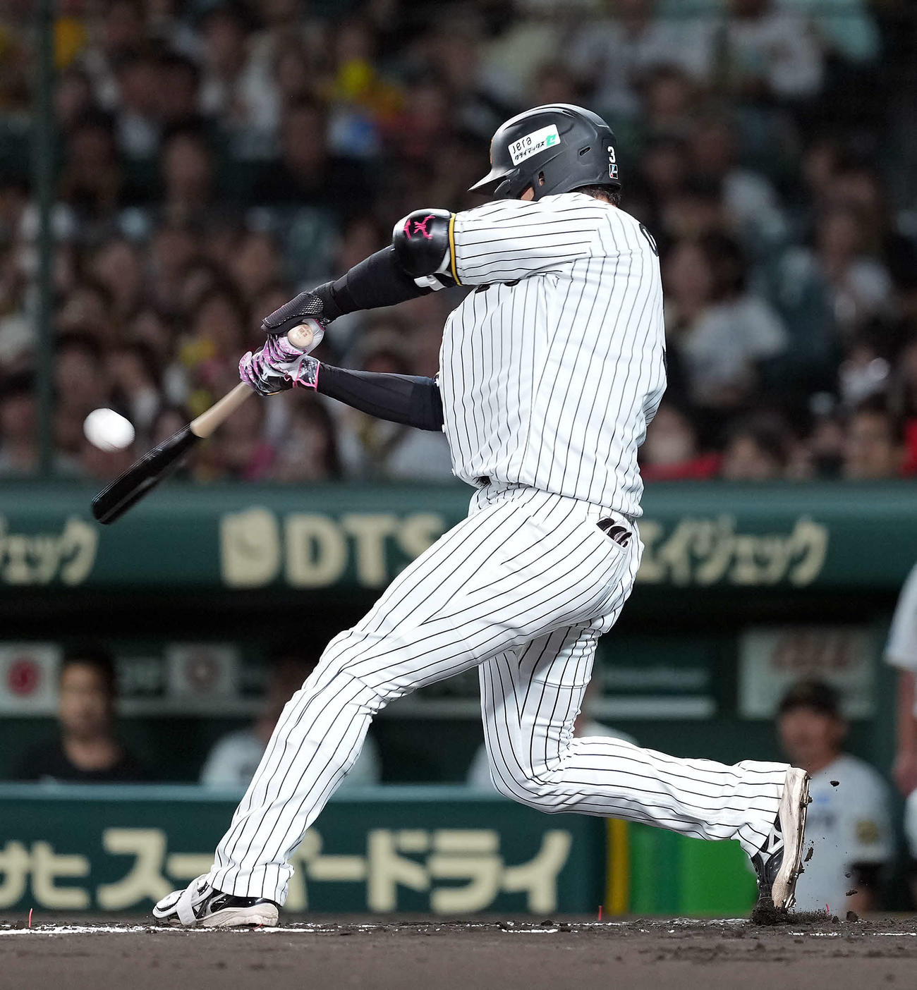 阪神対DeNA 1回裏阪神1死二、三塁、中犠飛を放つ大山（撮影・たえ見朱実）