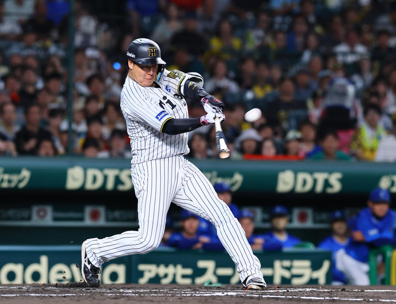 阪神対DeNA 1回裏阪神1死二、三塁、大山は中犠飛を放つ（撮影・藤尾明華）