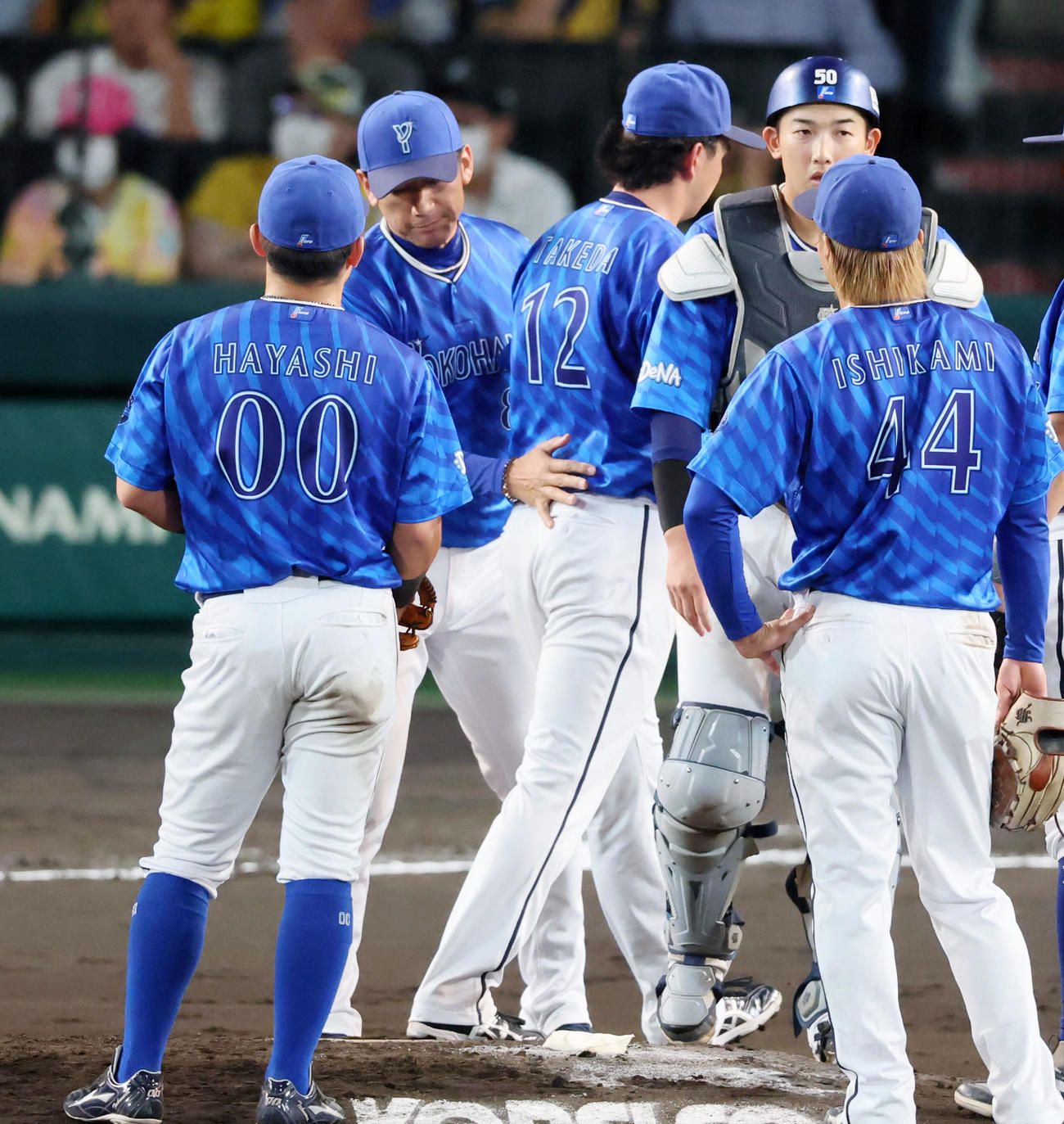 阪神対DeNA 6回裏阪神無死一塁、三浦監督は打者佐藤輝を迎え竹田に降板を告げる（撮影・加藤哉）