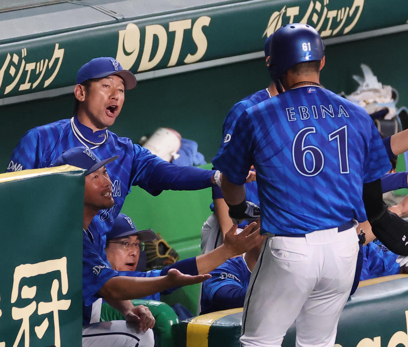 阪神対DeNA 1回裏阪神2死二塁、佐野の適時二塁打で生還した蝦名（右）を出迎える三浦監督（撮影・上田博志）