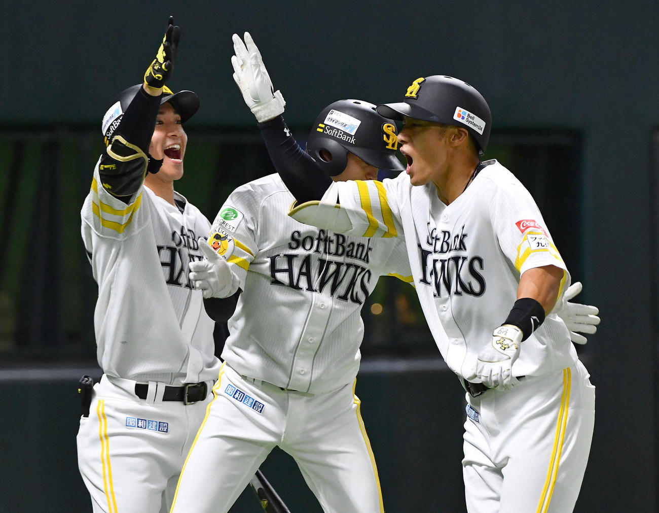 ソフトバンク対日本ハム　8回裏ソフトバンク1死一、二塁、先制の左越え3点本塁打を放った柳田（右）は、左から柳町、川瀬とタッチを交わす（撮影・岩下翔太）