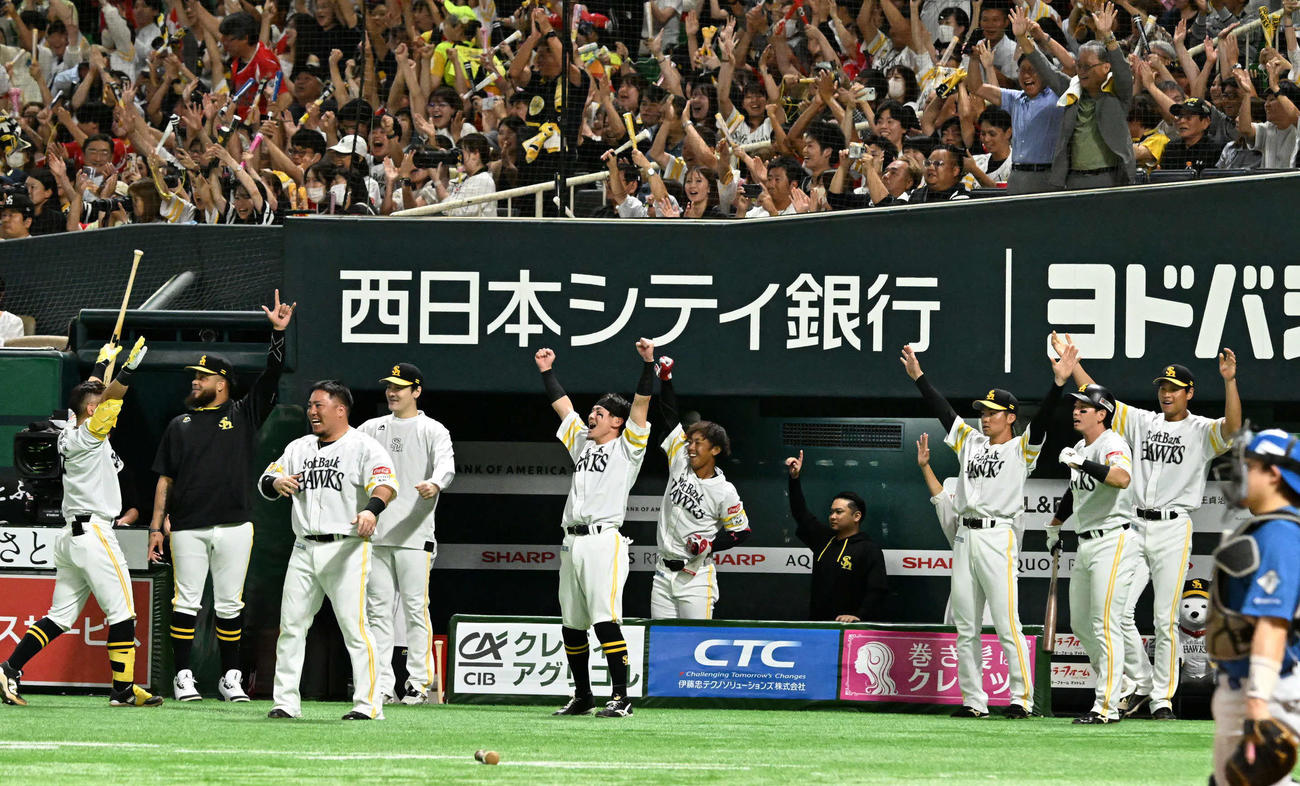 ソフトバンク対日本ハム　8回裏ソフトバンク1死一、二塁、柳田の先制3点本塁打に歓喜するソフトバンクナイン（撮影・林敢治）