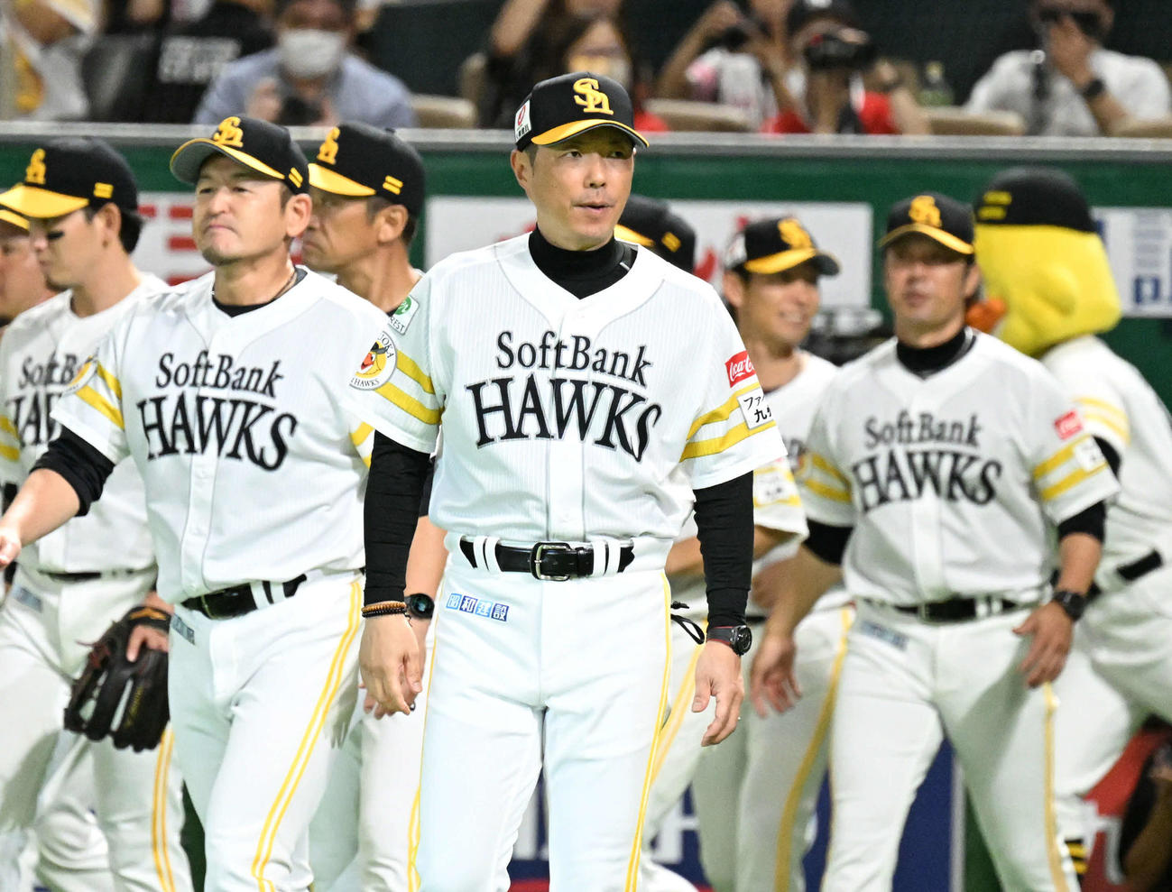 ソフトバンク対日本ハム　クライマックスシリーズ2戦目を制した小久保監督（中央）率いるソフトバンクナイン（撮影・林敢治）