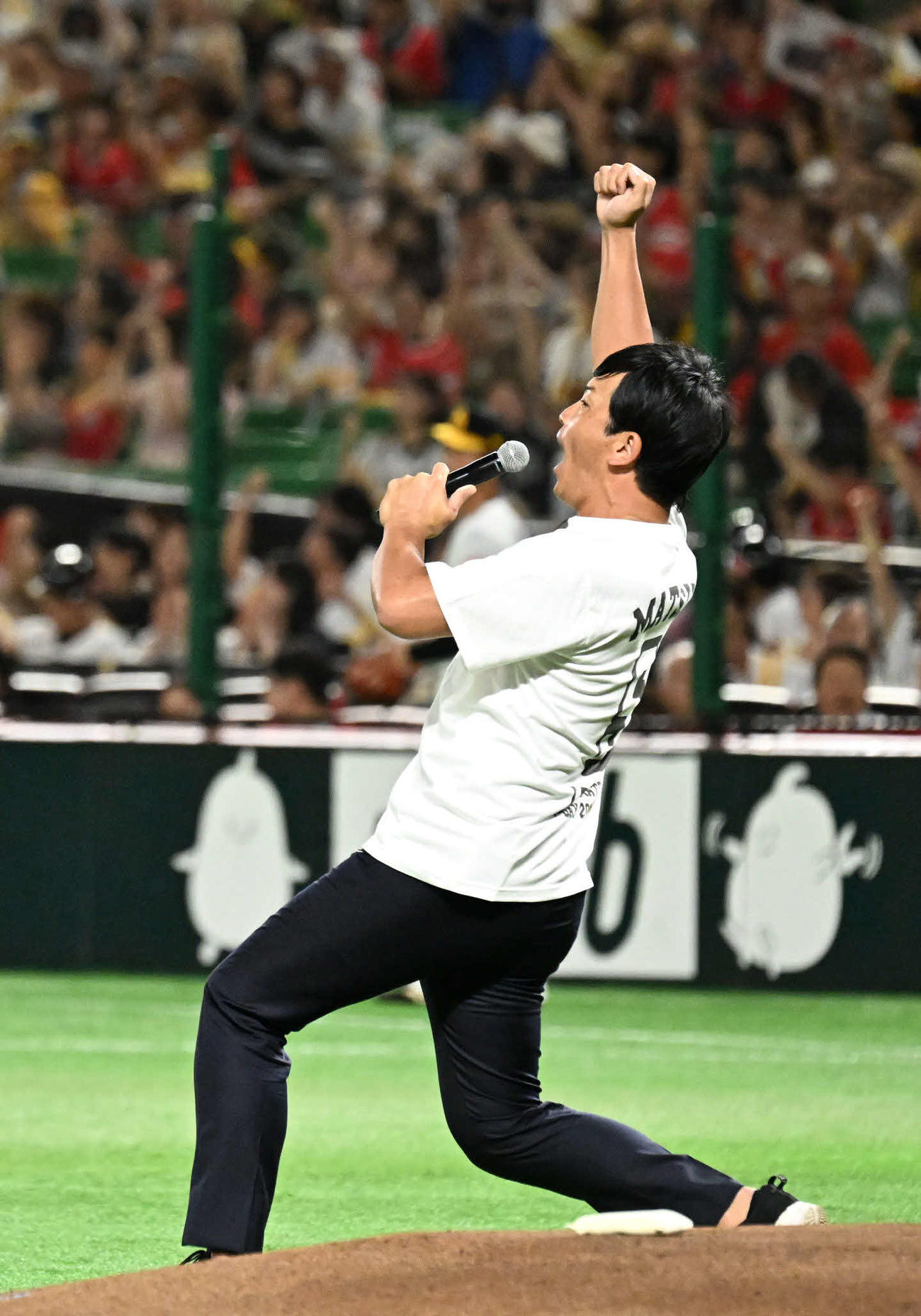 ソフトバンク対日本ハム　始球式で熱男ポーズを決める松田（撮影・林敢治）