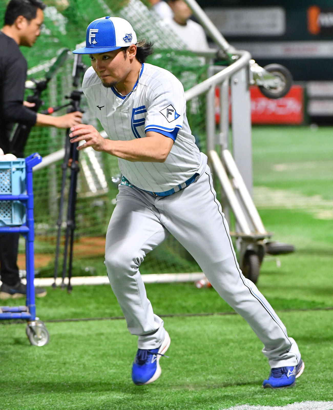 ソフトバンク対日本ハム　試合前、ウオーミングアップを行う日本ハム伊藤（撮影・岩下翔太）