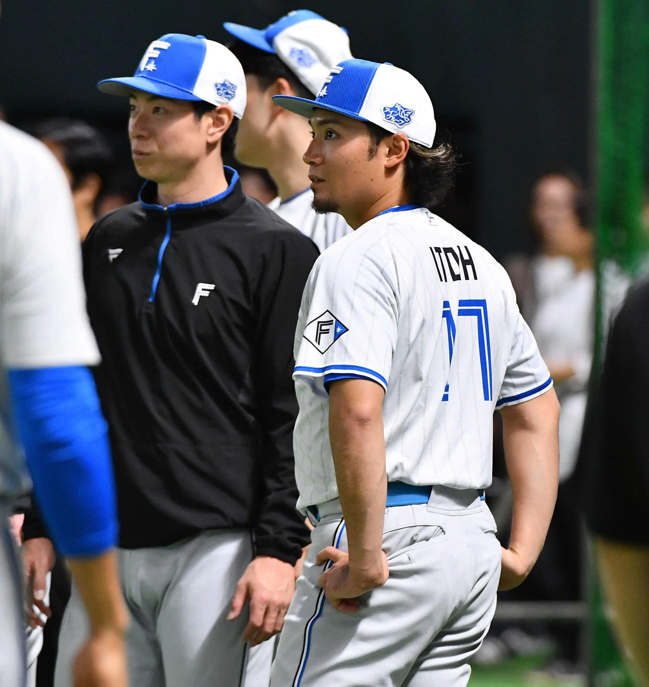ソフトバンク対日本ハム　試合前、松本剛（左）と話す日本ハム伊藤（撮影・岩下翔太）
