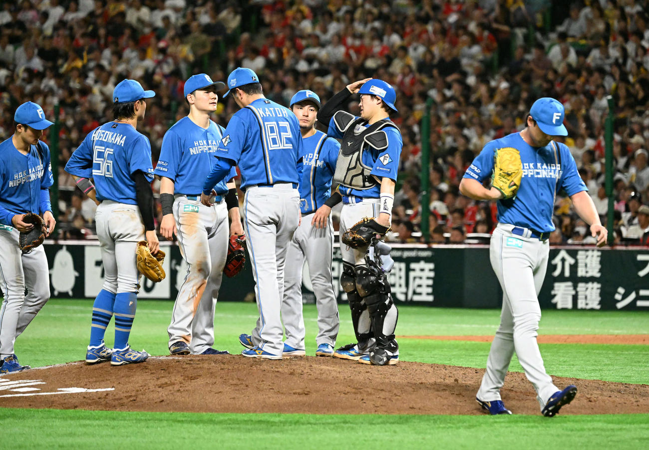 ソフトバンク対日本ハム　8回裏ソフトバンク1死一塁、降板する上原（右）（撮影・林敢治）
