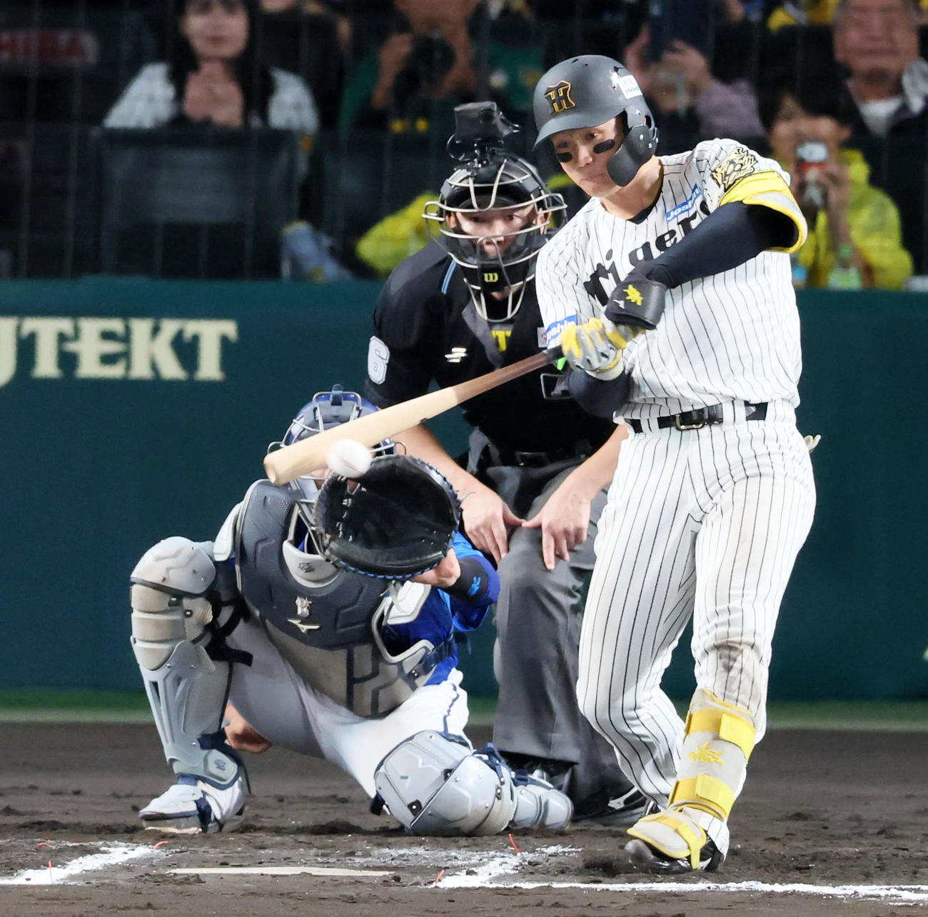 阪神対DeNA 6回裏阪神無死、森下は左前打を放つ（撮影・加藤哉）