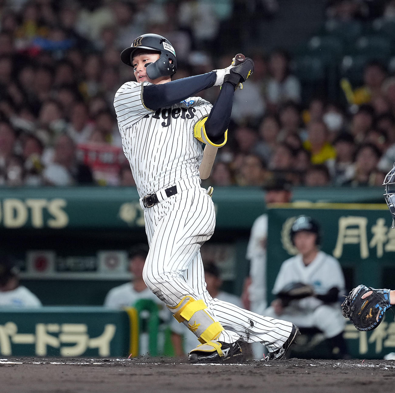 阪神対DeNA 6回裏阪神無死、左前打を放つ森下（撮影・たえ見朱実）