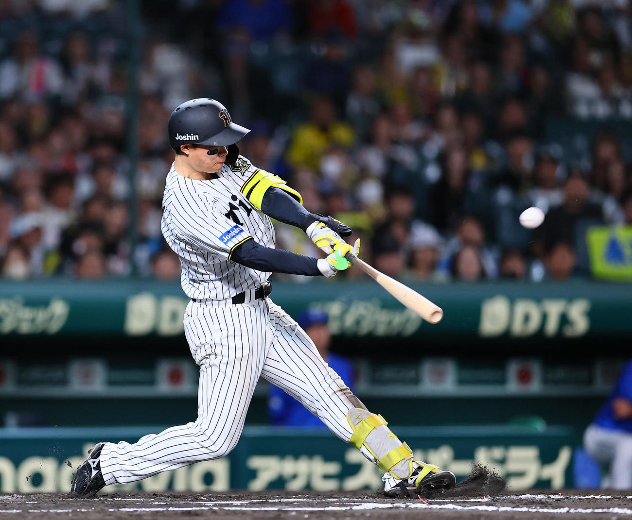 阪神対DeNA 10回裏阪神無死一塁、森下は左中間にサヨナラ2点本塁打を放つ（撮影・藤尾明華）