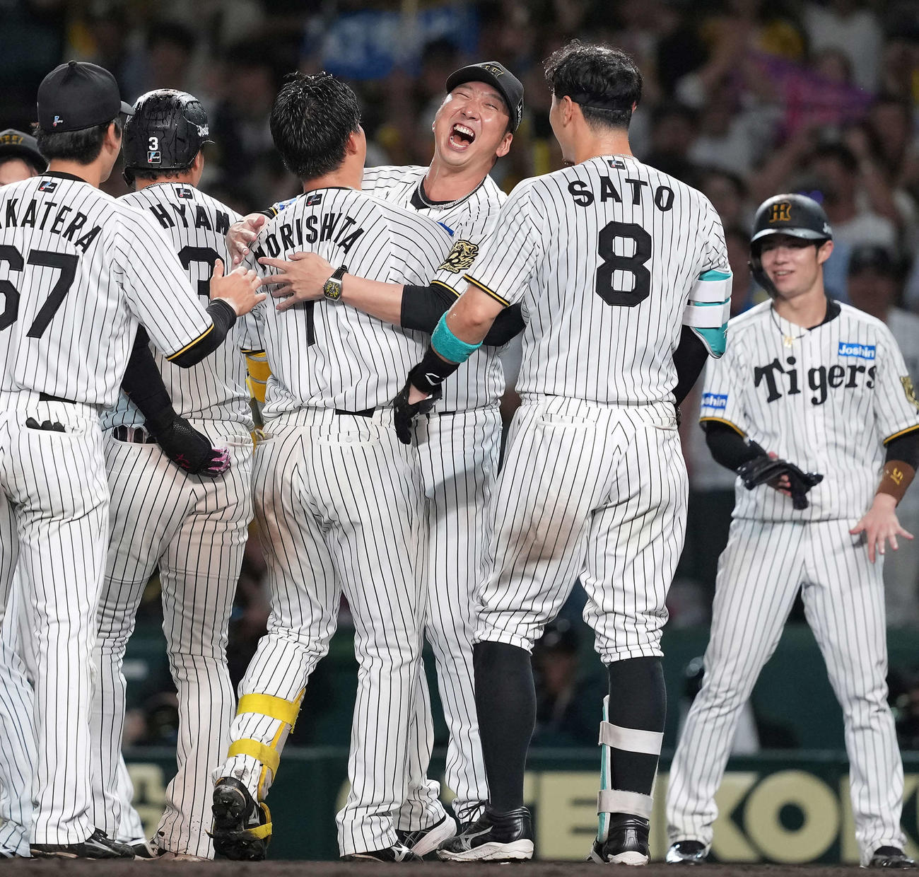 阪神対DeNA 10回裏阪神無死一塁、サヨナラ2点本塁打を放った森下（中央手前）を抱き寄せ喜びを爆発させる藤川監督（撮影・たえ見朱実）