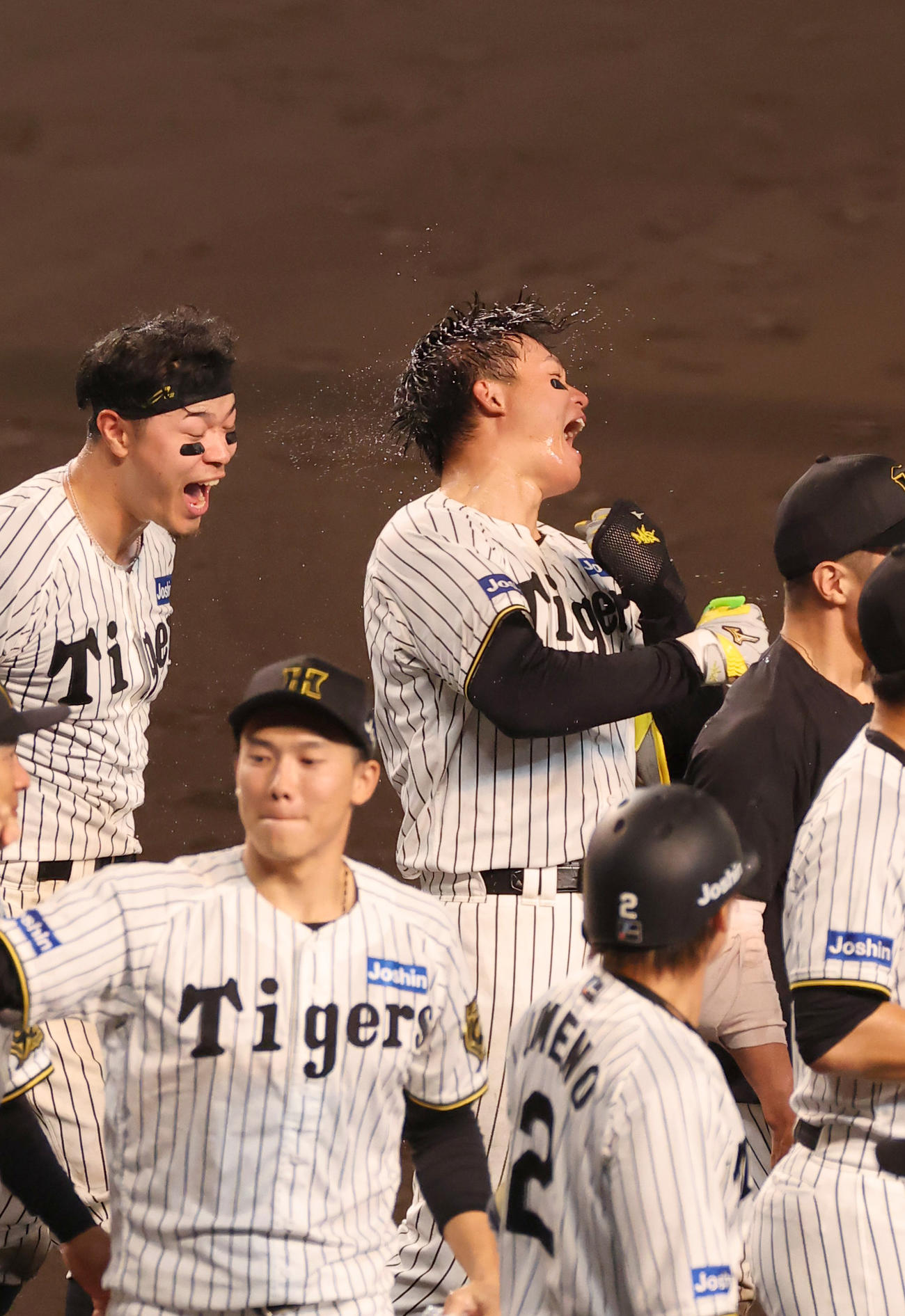 阪神対DeNA 10回裏阪神無死一塁、サヨナラ本塁打を放った森下は水しぶきを飛ばしながらガッツポーズをする（撮影・上田博志）
