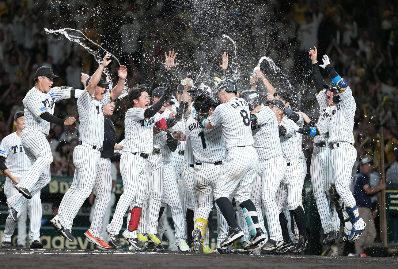 阪神対DeNA 10回裏阪神無死一塁、サヨナラ2点本塁打を放った森下翔太をを祝福するナイン（撮影・たえ見朱実）