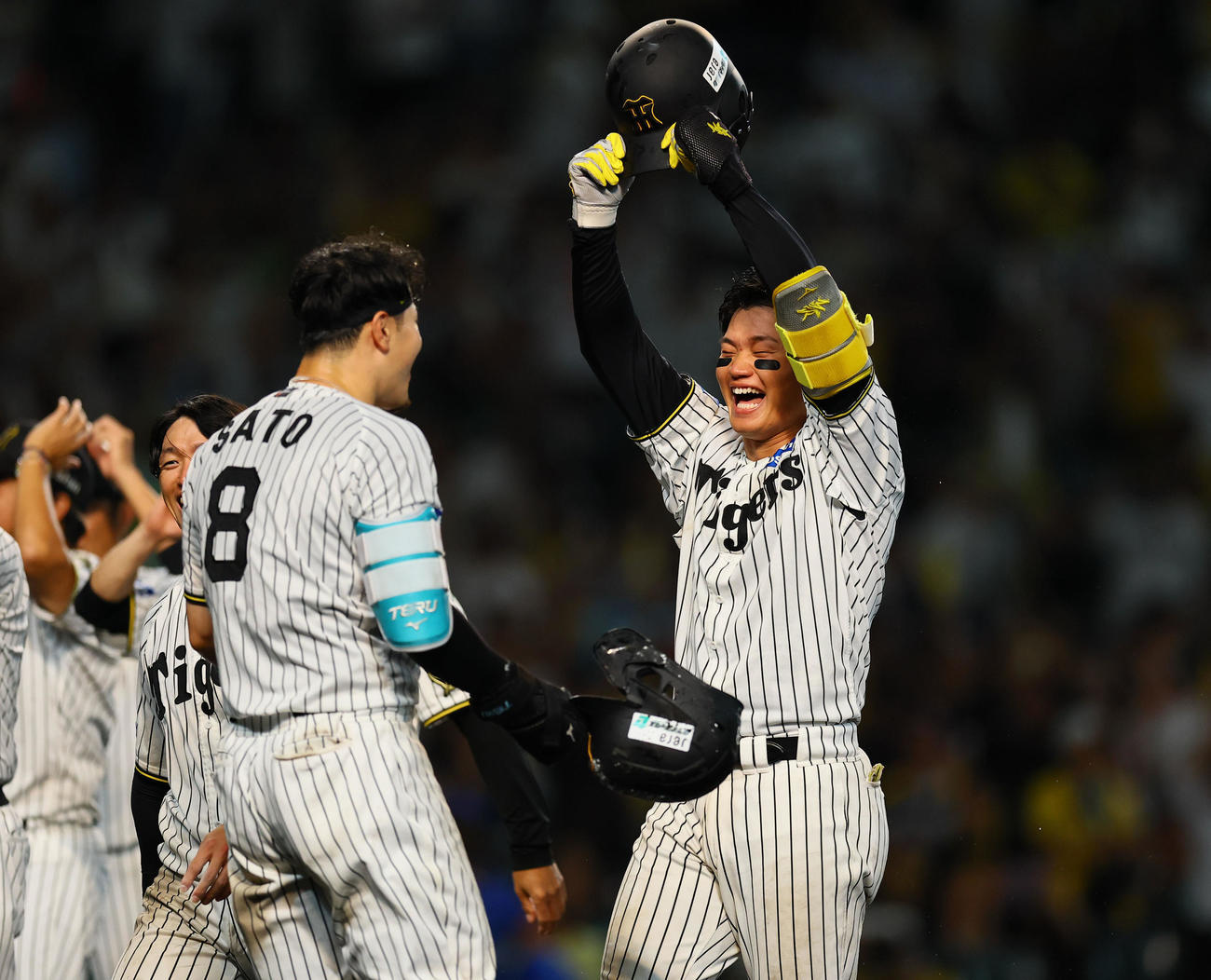 阪神対DeNA 10回にサヨナラ2点本塁打を放ち、ヘルメットを掲げて喜ぶ阪神森下（撮影・藤尾明華）