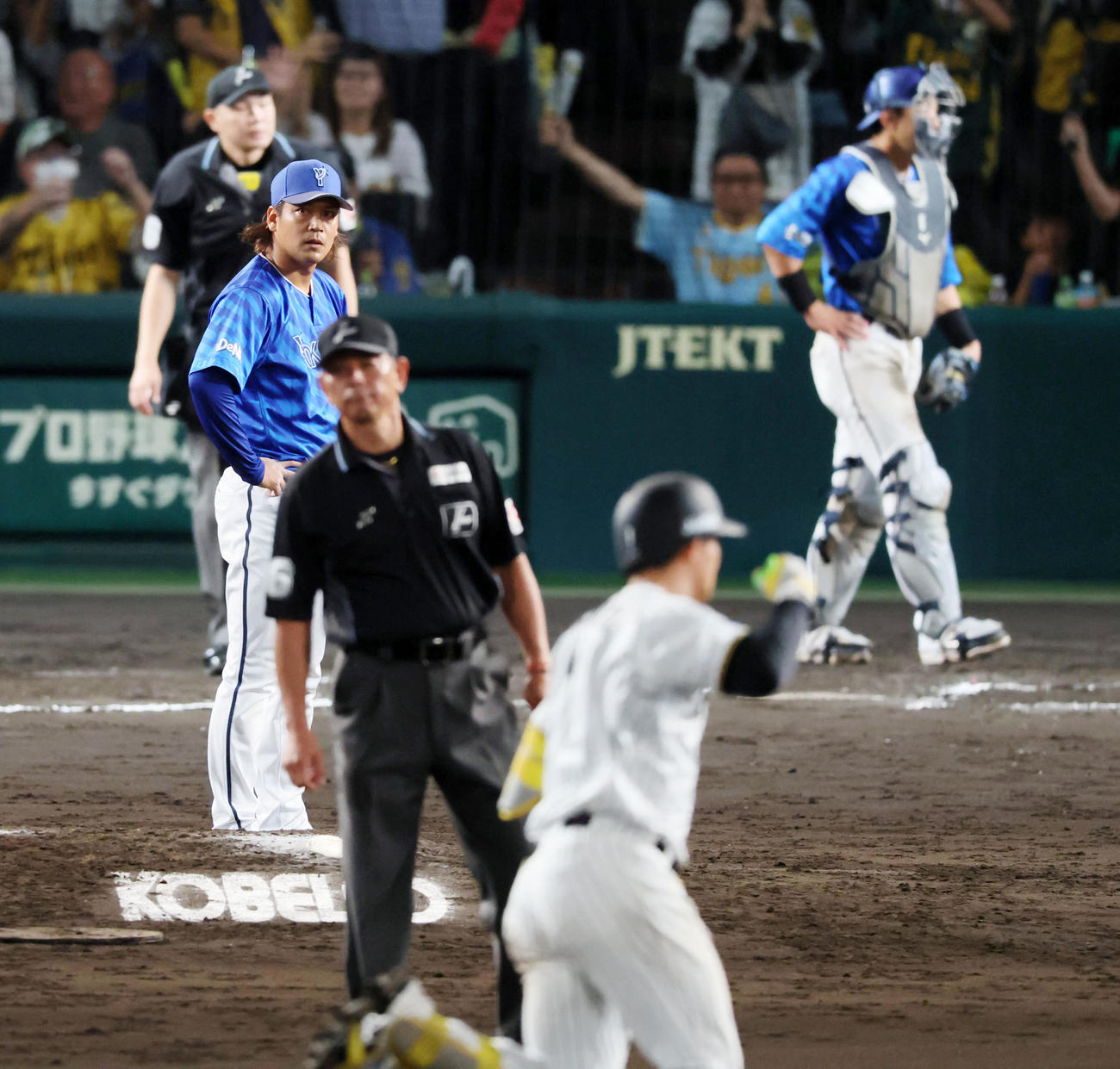 阪神対DeNA 10回裏阪神無死一塁、佐々木は森下にサヨナラ左中間越え2点本塁打を浴びる（撮影・加藤哉）