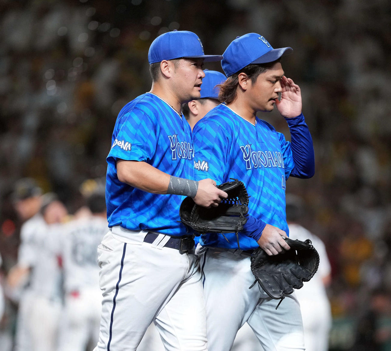 阪神対DeNA 10回裏阪神無死一塁、森下にサヨナラ2点本塁打を浴びる佐々木。左は筒香（撮影・たえ見朱実）