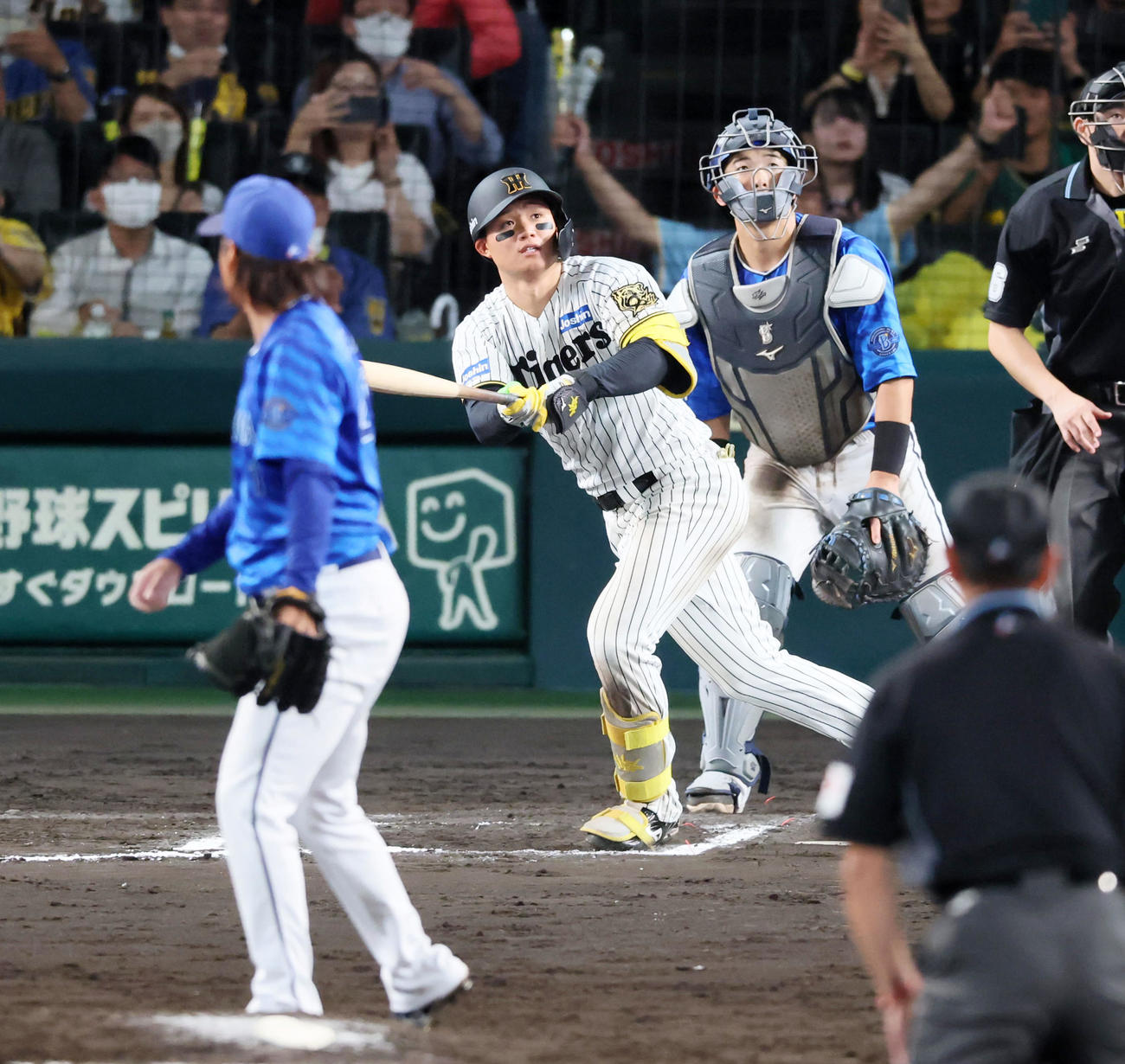 阪神対DeNA 10回裏阪神無死一塁、森下はサヨナラ左中間越え2点本塁打を放つ。投手佐々木（撮影・加藤哉）