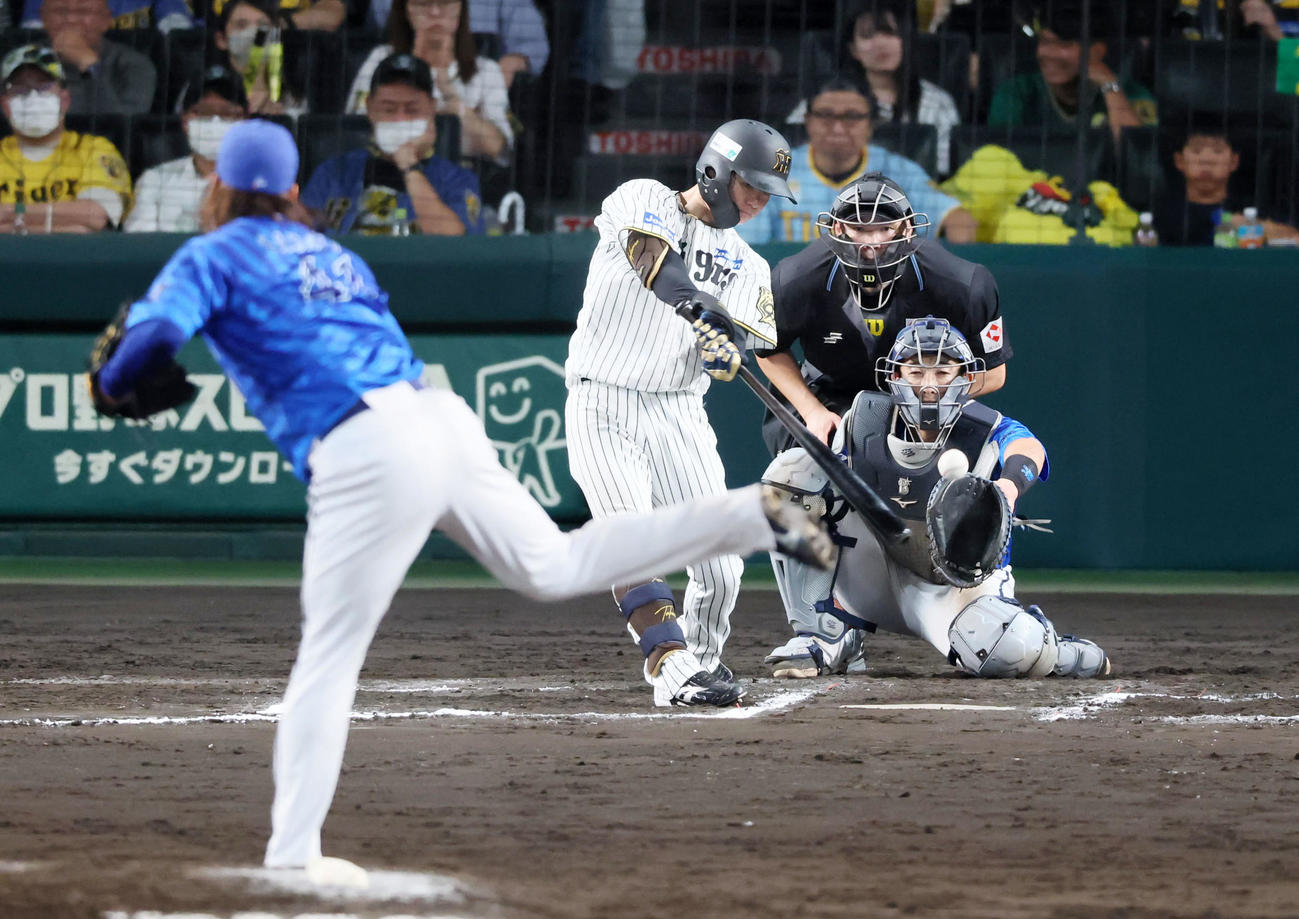 阪神対DeNA 10回裏阪神無死、中野は左前打を放つ。投手佐々木（撮影・加藤哉）
