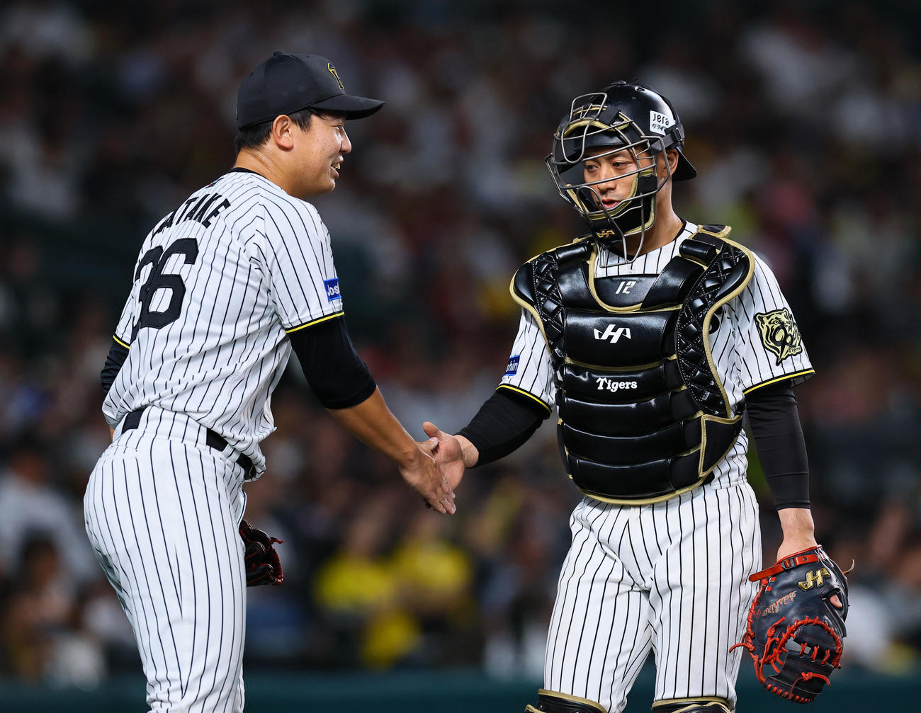 阪神対DeNA 6回を抑え、坂本（左）とタッチを交わす阪神畠（撮影・藤尾明華）