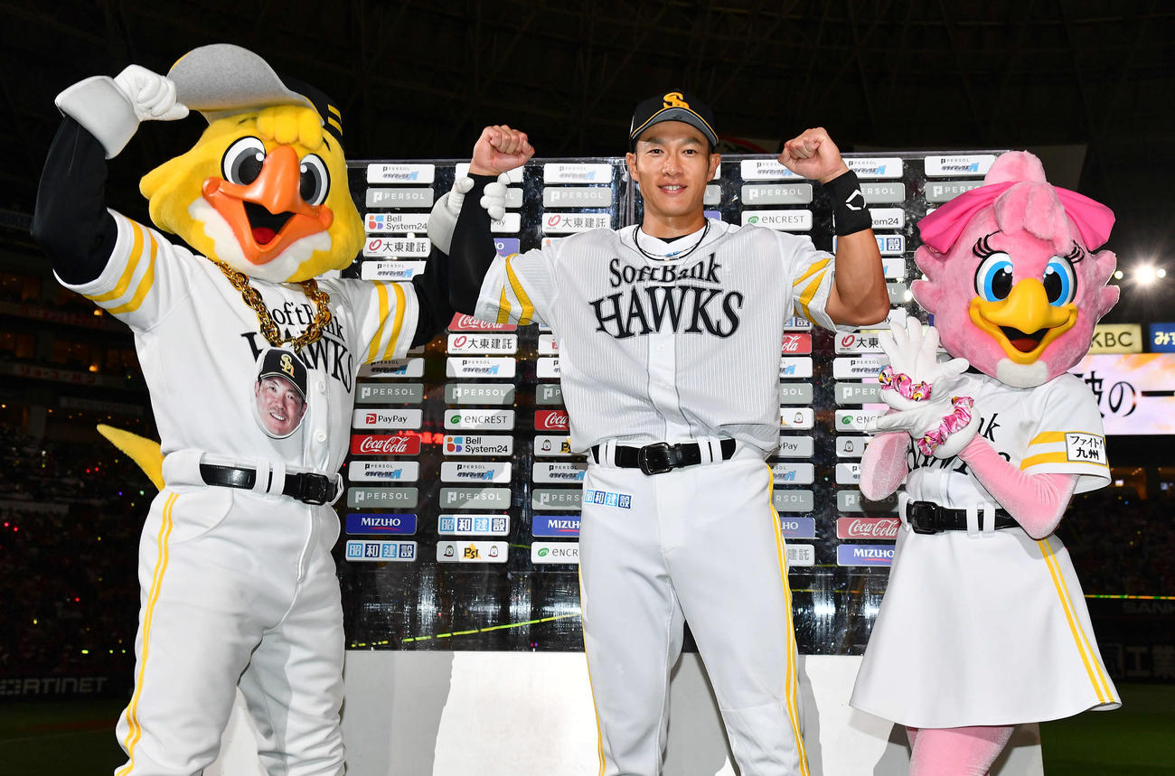 ソフトバンク対日本ハム　お立ち台でハリーホーク（左）、ハニーホーク（右）と笑顔でガッツポーズする柳田（撮影・岩下翔太）