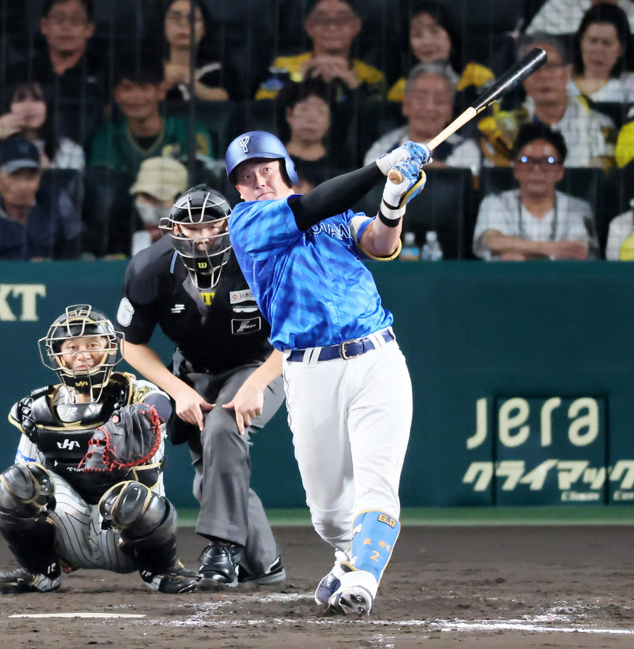 阪神対DeNA 4回表DeNA無死、牧は左越えソロ本塁打を放つ（撮影・加藤哉）