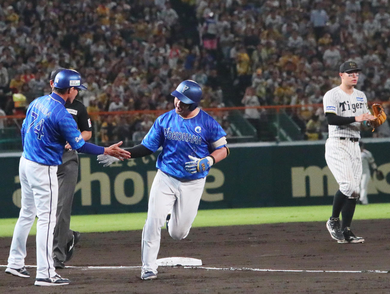 阪神対DeNA 4回表DeNA無死、牧（手前）は左越え本塁打を放ちダイヤモンドを1周する（撮影・上山淳一