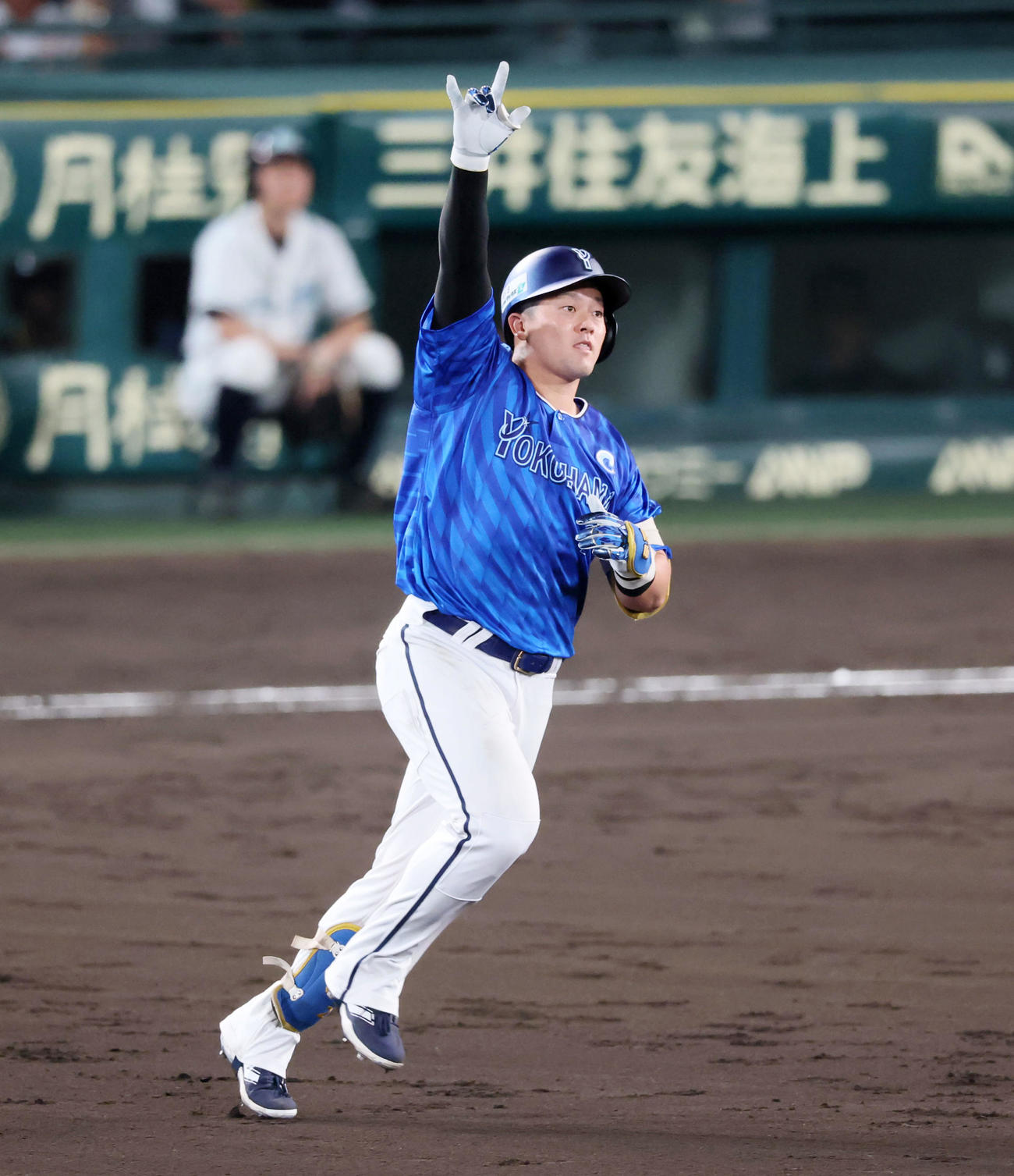阪神対DeNA 4回表DeNA無死、牧は左中間越えソロ本塁打を放ち右手を上げてダイヤモンドを1周する（撮影・加藤哉）