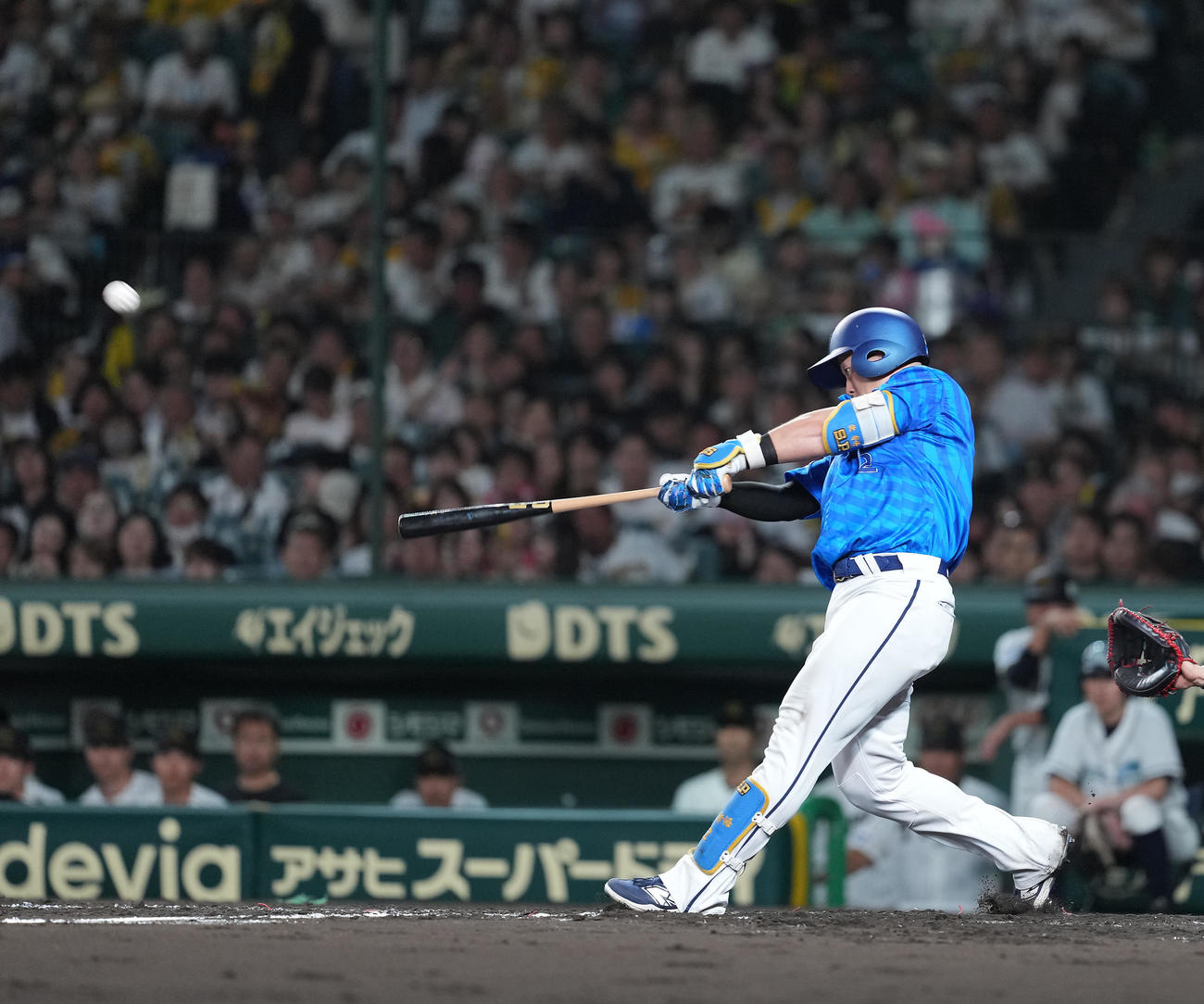 阪神対DeNA 4回表DeNA無死、左中間に勝ち越しのソロ本塁打を放つ牧（撮影・たえ見朱実）