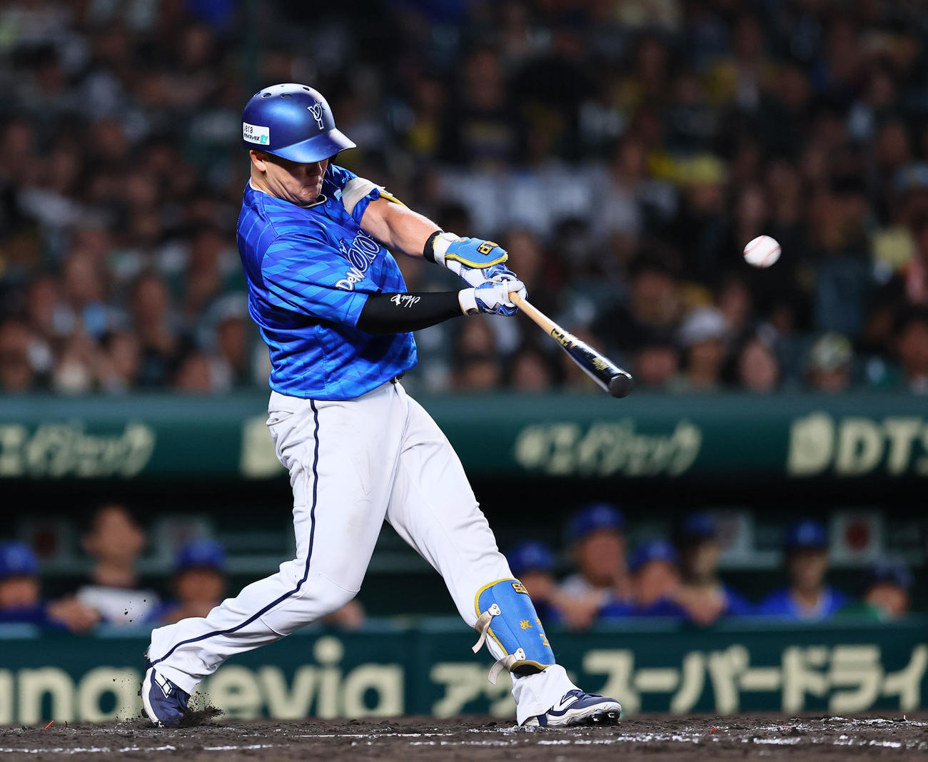 阪神対DeNA 4回表DeNA無死、牧は左中間に勝ち越し本塁打を放つ（撮影・藤尾明華）