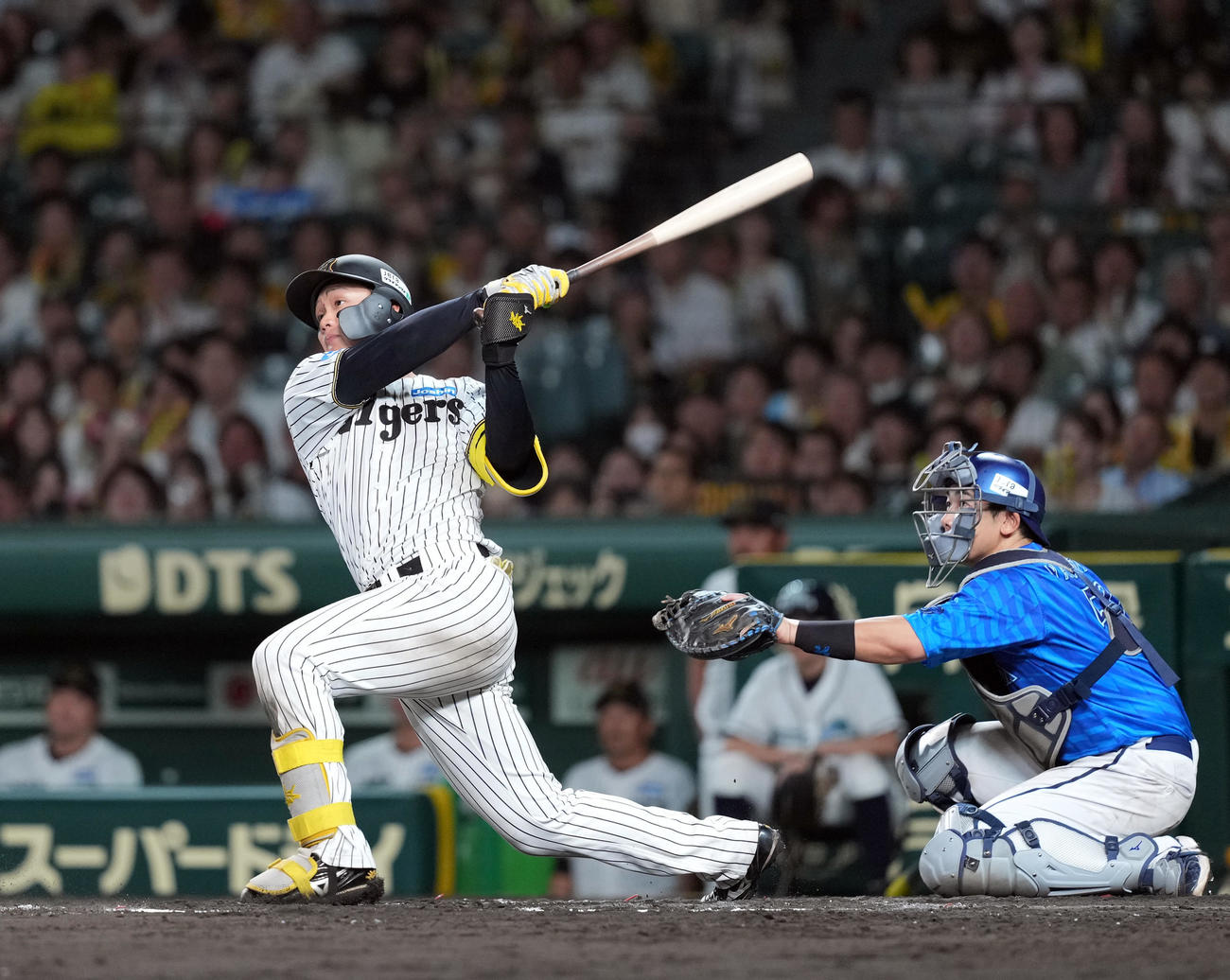 阪神対DeNA 10回裏阪神無死一塁、サヨナラ2点本塁打を放つ森下（撮影・たえ見朱実）