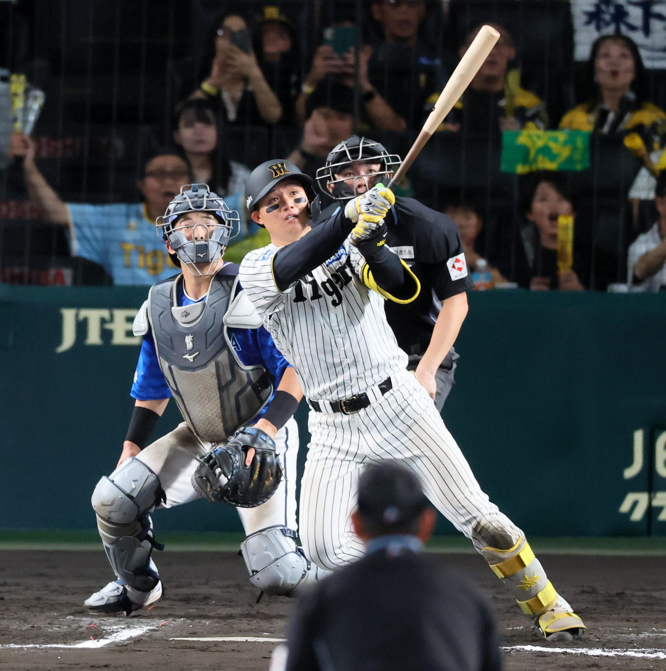 阪神対DeNA 10回裏阪神無死一塁、森下はサヨナラ左中間越え2点本塁打を放つ（撮影・加藤哉）