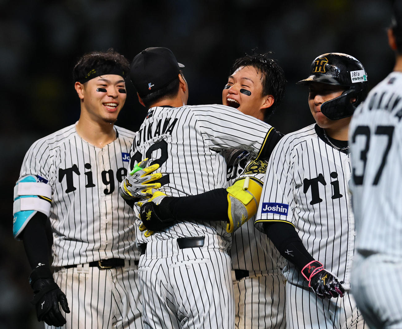 阪神対DeNA 10回にサヨナラ2点本塁打を放ち藤川監督（左から2人目）と抱き合って喜ぶ森下（中央）（撮影・藤尾明華）