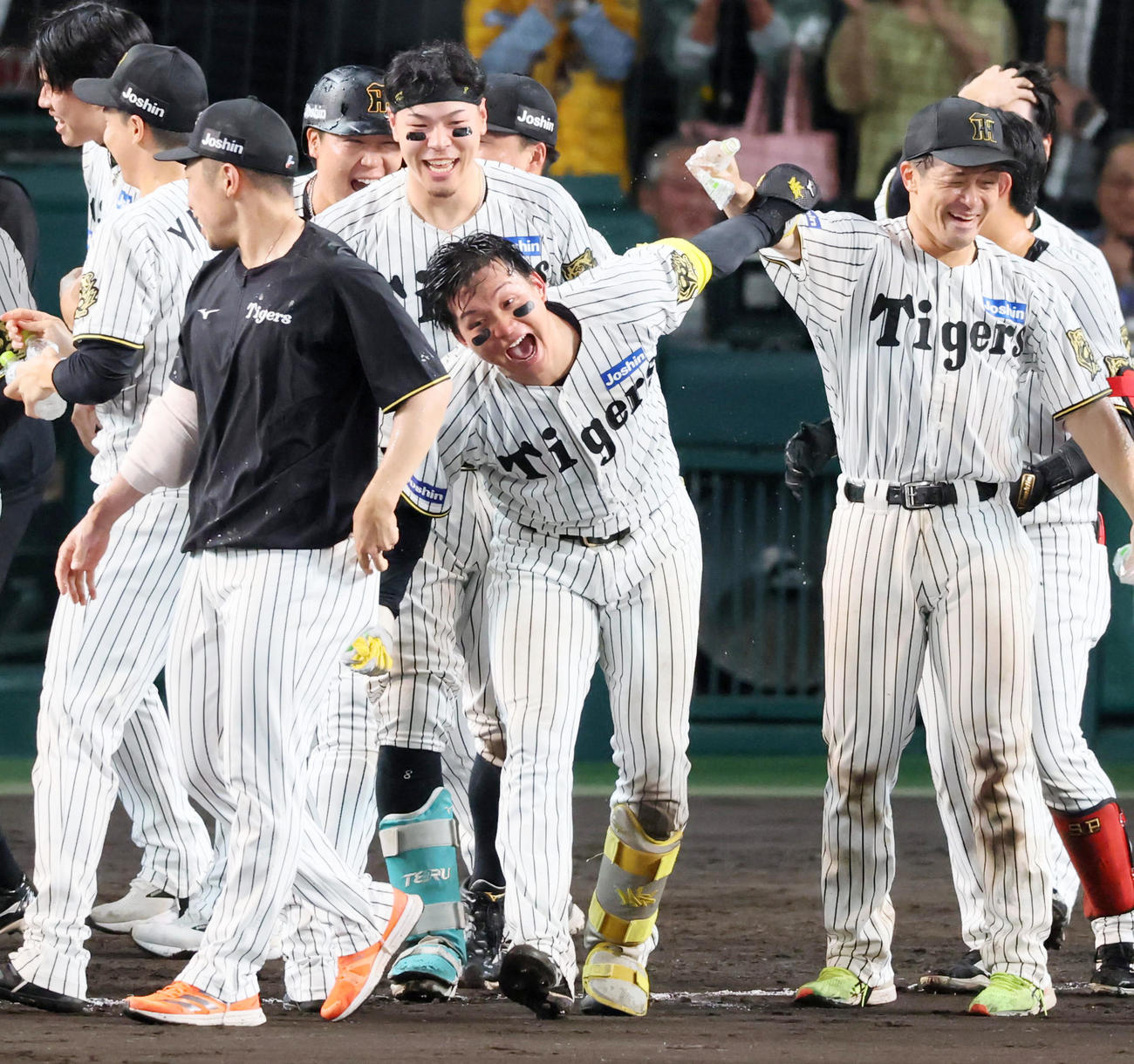 阪神対DeNA 10回裏阪神無死一塁、森下はサヨナラ2点本塁打を放ちナインの待つ本塁へ生還し歓喜の表情を見せる（撮影・加藤哉）