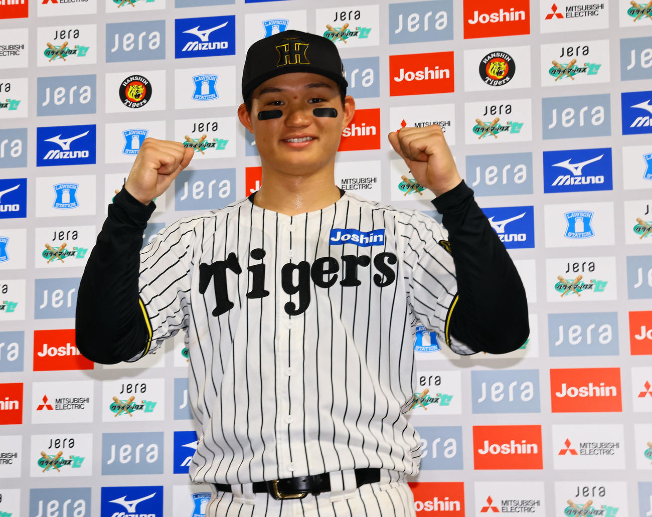 阪神対DeNA　お立ち台でガッツポーズをする阪神森下（撮影・藤尾明華）