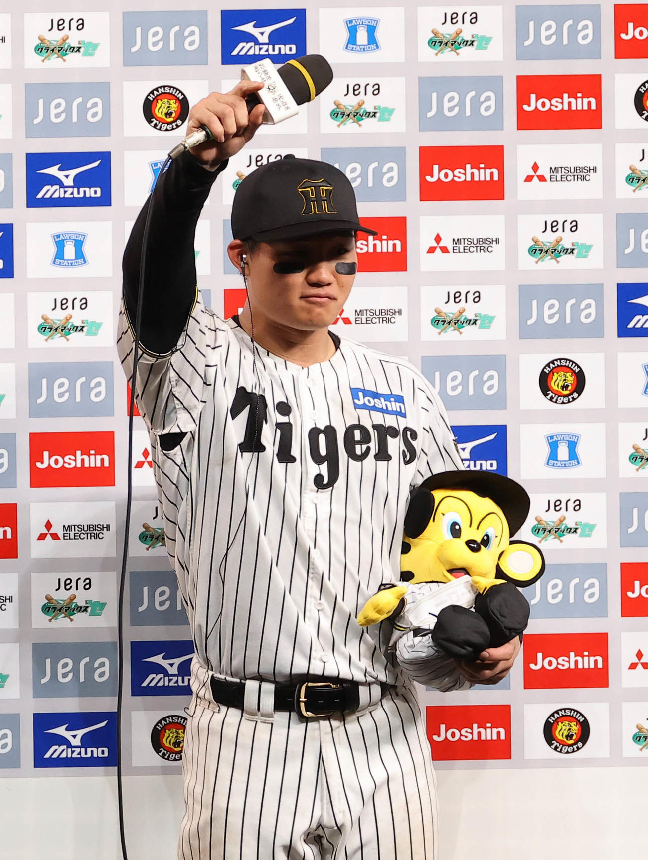 阪神対DeNA　ヒーローインタビューで「明日決めます」と宣言する森下（撮影・上田博志）