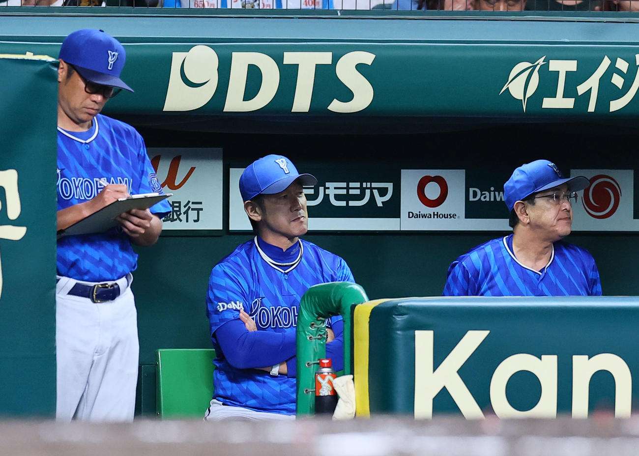 阪神対DeNA 1回裏阪神1死二、三塁、佐藤輝に先制適時二塁打を許し、ベンチで腕組みをするDeNA三浦監督（中央）（撮影・藤尾明華）