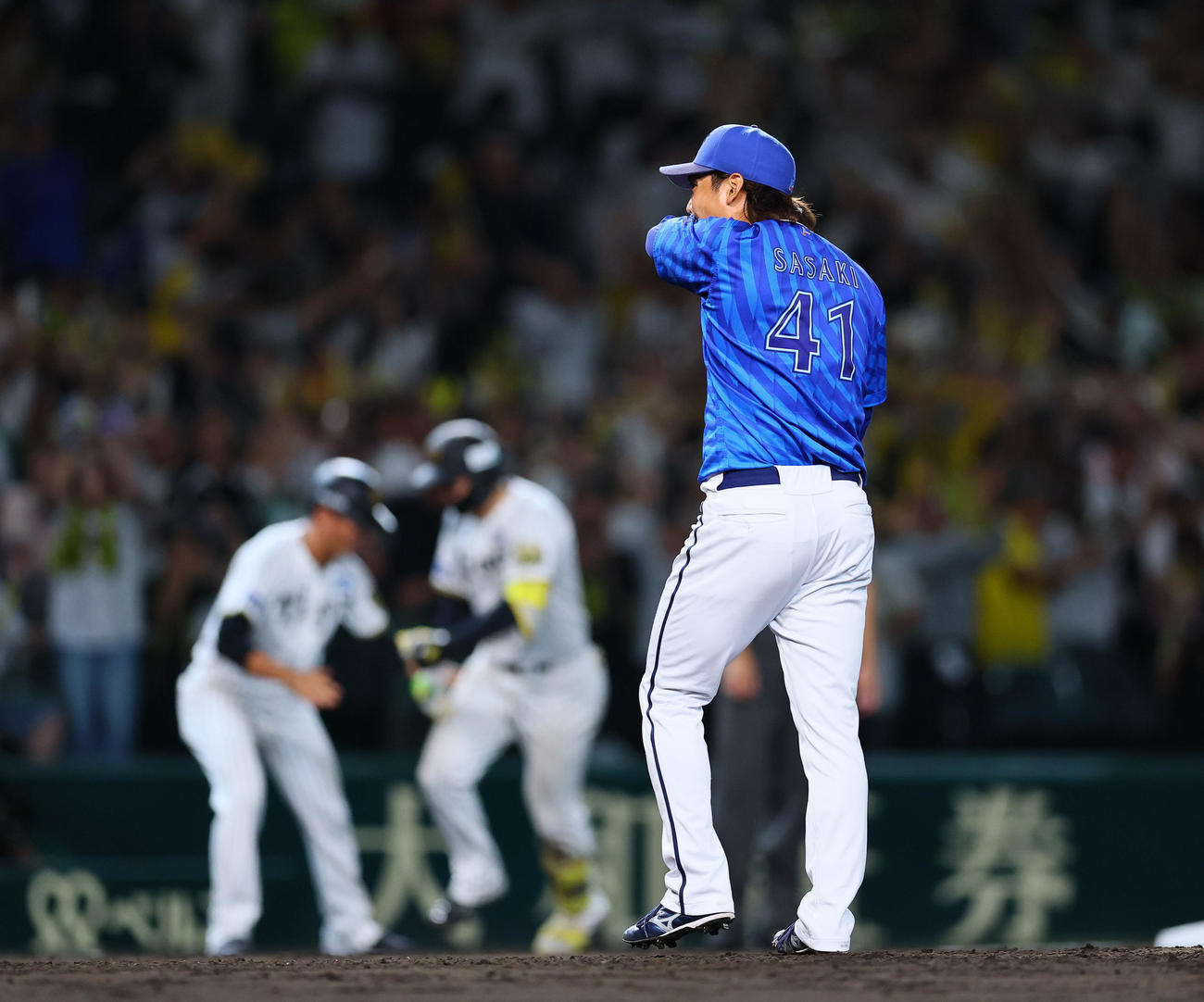 阪神対DeNA 10回裏阪神無死一塁、森下翔太にサヨナラ2点本塁打を浴びた佐々木（撮影・藤尾明華）