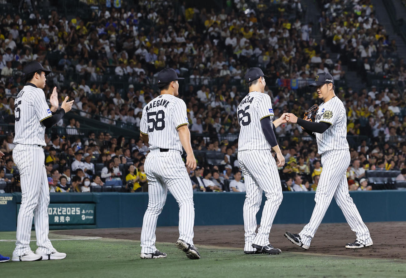 阪神対DeNA 8回、ピンチを抑え左から才木、前川、湯浅らに出迎えられる阪神岩貞（撮影・藤尾明華）