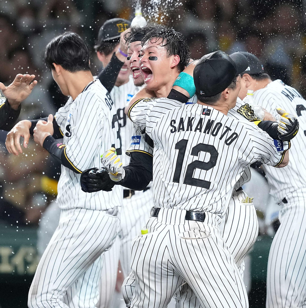 阪神対DeNA 10回裏阪神無死一塁、サヨナラ2点本塁打を放った森下と絶叫する佐藤輝（撮影・たえ見朱実）