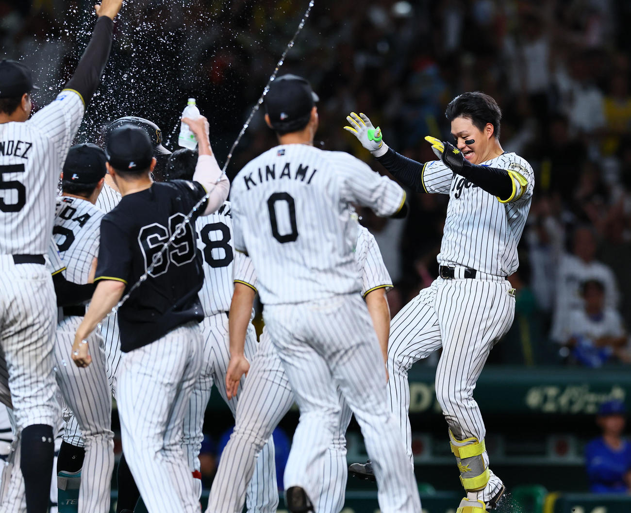 阪神対DeNA 10回裏阪神無死一塁、森下はサヨナラ2点本塁打を放ち生還する（撮影・藤尾明華）