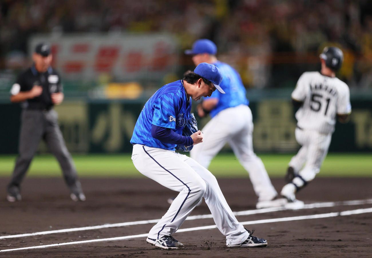 阪神対DeNA 5回裏阪神2死三塁、竹田（手前）は中野を二ゴロに仕留め雄たけびをあげる（撮影・上山淳一）