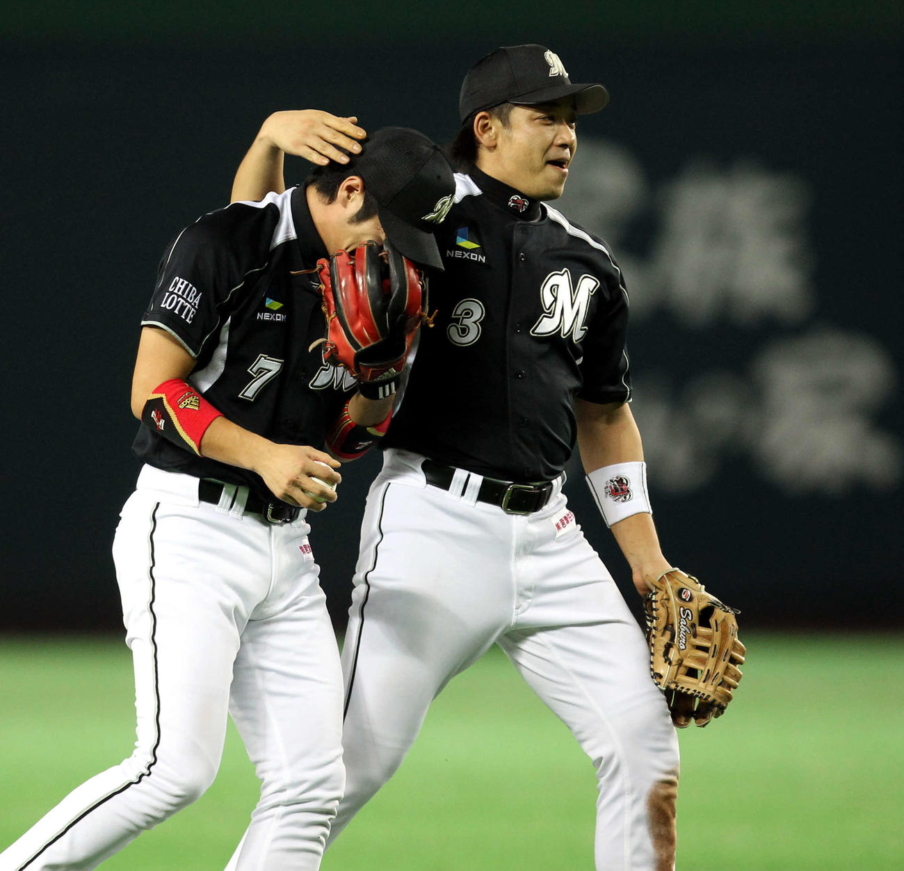 10年10月19日　クライマックスシリーズ　ファイナルステージ第6戦　ソフトバンク対ロッテ　号泣する西岡剛に声をかけるサブロー