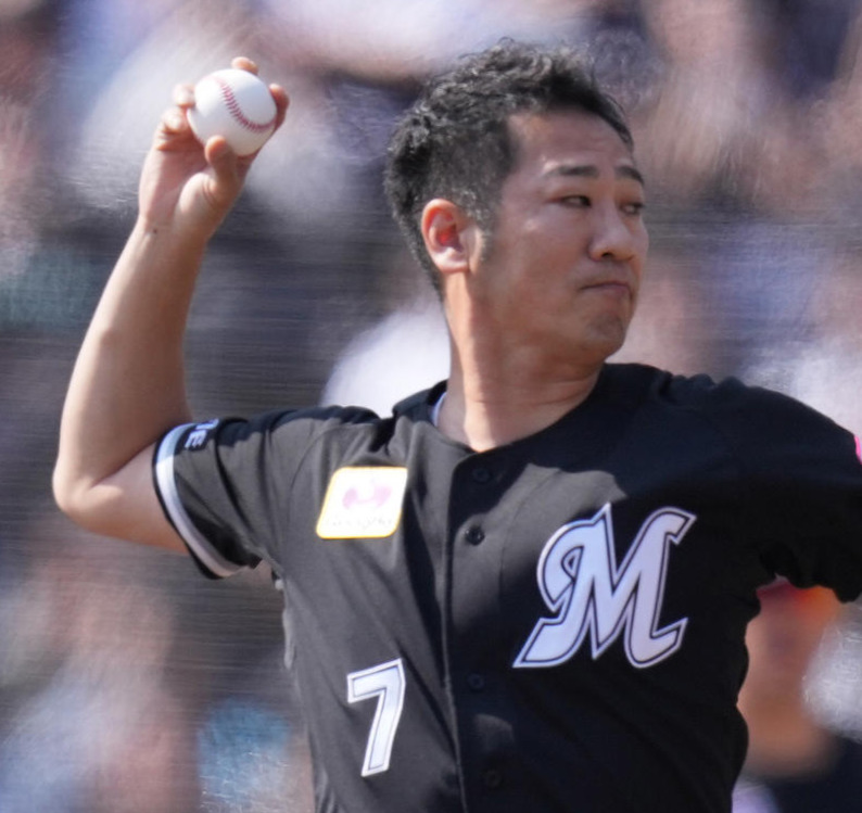 25年4月12日　ロッテ対ソフトバンク　始球式で投球する西岡剛氏（撮影・鈴木みどり）