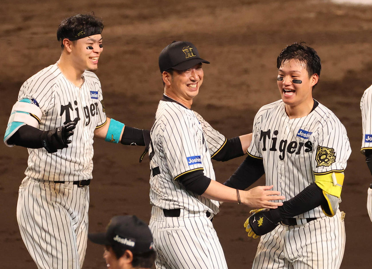 阪神対DeNA 10回裏阪神無死一塁、サヨナラ本塁打を放った森下（右）と笑顔を見せる藤川監督。左は佐藤輝（撮影・上田博志）